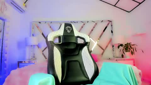 thanier_18 online show from April 16, 9:39 pm