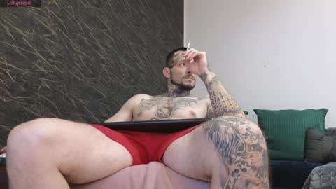 Snapshot of thebestmuscles chatting on January 1, 7:10 pm John online show from January 1, 7:10 pm