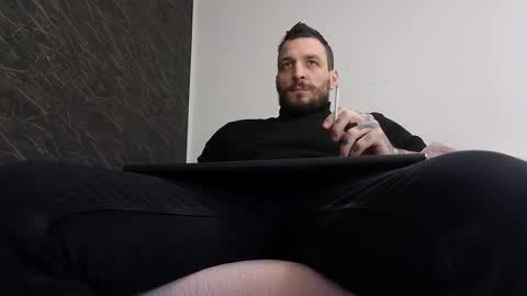 Snapshot of thebestmuscles chatting on February 19, 9:28 am John online show from February 19, 9:28 am