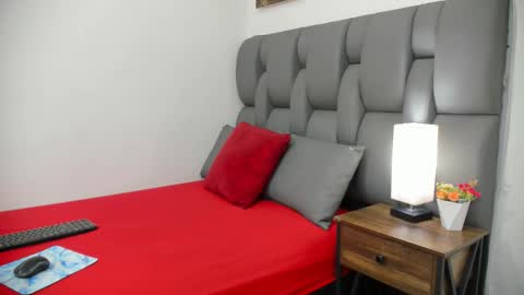 Thia Gomez online show from March 18, 7:06 pm