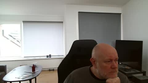 thomash32 online show from October 25, 9:33 am