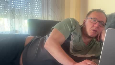 Tom online show from April 8, 4:49 pm