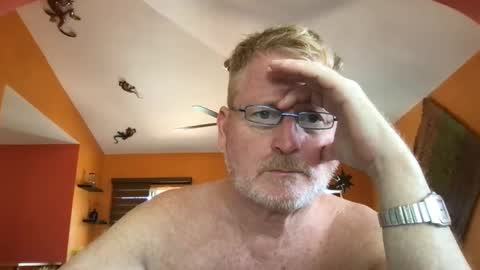 Snapshot of tomascausa chatting on September 18, 6:43 pm Hola online show from September 18, 6:43 pm