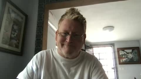 Snapshot of tomascausa chatting on February 20, 10:04 pm Hola online show from February 20, 10:04 pm