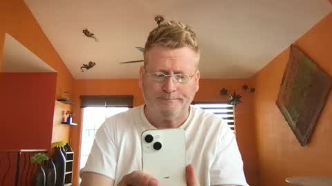 Snapshot of tomascausa chatting on March 6, 6:59 pm Hola online show from March 6, 6:59 pm