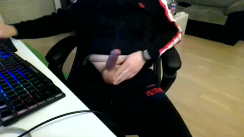 Snapshot of toncijukic chatting on February 25, 10:07 pm toncijukic online show from February 25, 10:07 pm