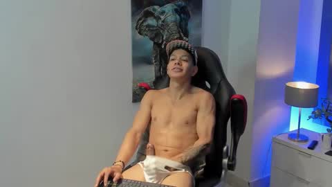 tony_petrov online show from September 15, 8:26 am