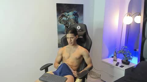 tony_petrov online show from September 26, 8:12 am