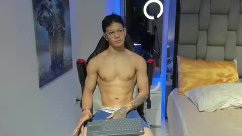 tony_petrov online show from September 12, 8:14 am