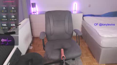 Snapshot of tonyleup chatting on February 7, 5:31 am Tony online show from February 7, 5:31 am