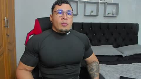 tyler_hank1 online show from June 27, 12:02 am