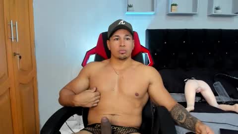 tyler_hank1 online show from November 29, 11:23 am