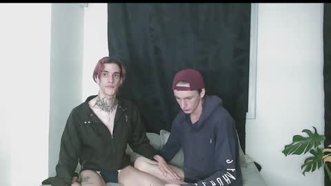 Snapshot of vamp_noah chatting on December 18, 4:53 am Vamp Noah and Dan online show from December 18, 4:53 am