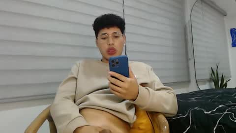 Snapshot of velascosexyboy chatting on February 14, 3:22 am velascosexyboy online show from February 14, 3:22 am