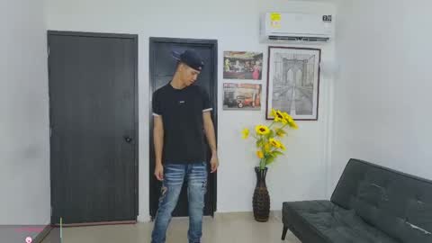 voyeurism_guys online show from May 31, 10:11 pm