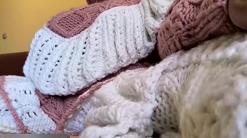 whitesweater online show from April 24, 6:38 am