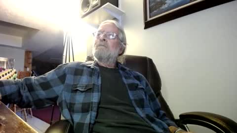 whofcares2 online show from November 18, 7:39 pm