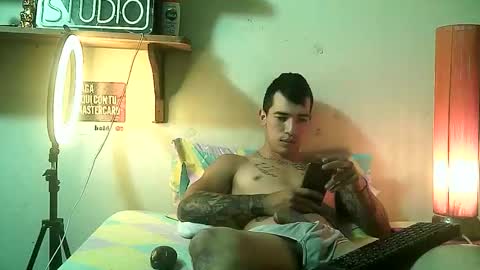 yeisoncastellanos1999 online show from May 26, 7:32 pm
