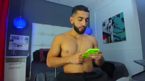 Yiyo online show from December 3, 4:40 am