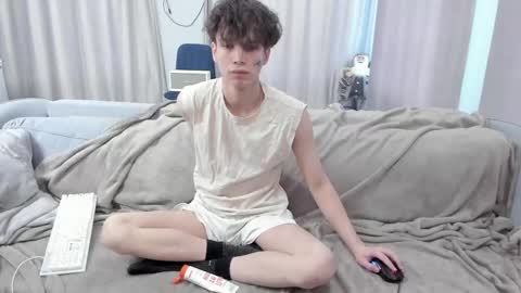 your_shy_guy online show from March 8, 7:24 am