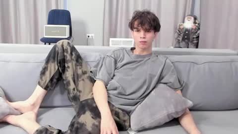 your_shy_guy online show from January 25, 7:17 am