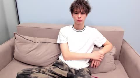 your_shy_guy online show from December 1, 5:10 am