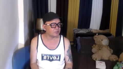 yournaughty_johnsmith online show from June 2, 5:41 am