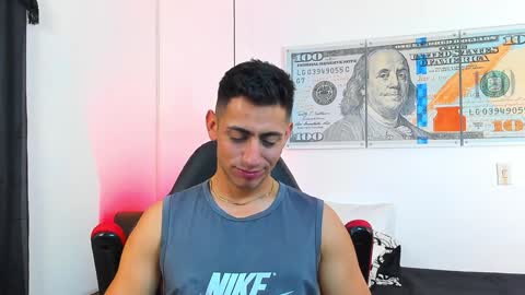 zachpri20 online show from December 18, 7:58 am