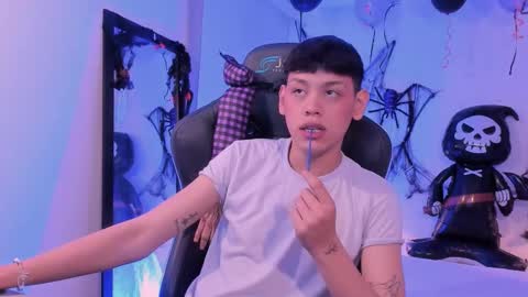 Snapshot of zeus_blaze chatting on October 22, 12:09 pm zeus_blaze online show from October 22, 12:09 pm
