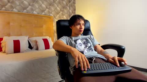 zeus online show from January 7, 7:06 pm