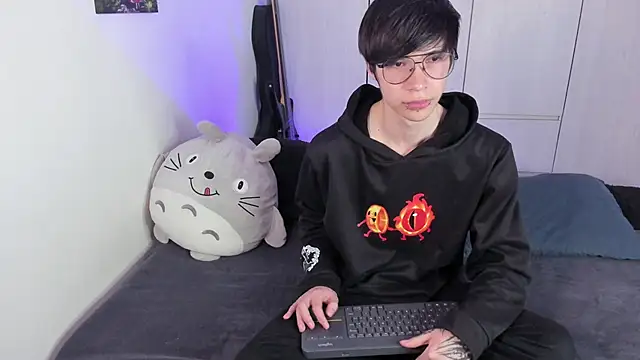 Aventure Twinks online show from February 6, 10:10 pm