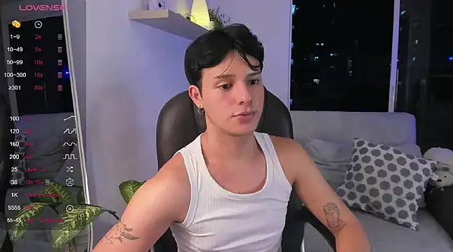 Snapshot of Alexxblue chatting on December 6, 1:07 am Alexxblue online show from December 6, 1:07 am