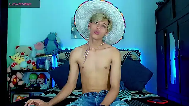 Liamscott  online show from October 31, 8:01 pm