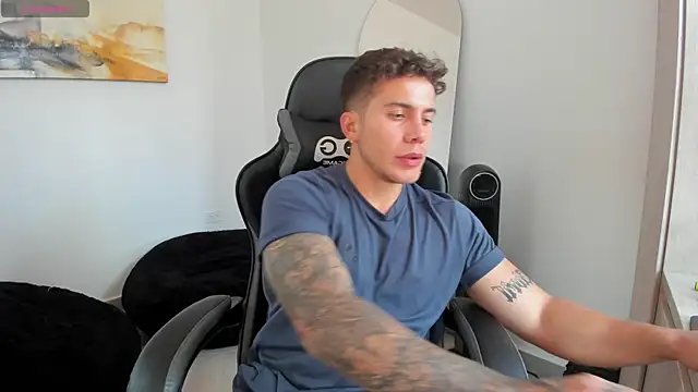 Snapshot of LucianSinclair chatting on January 25, 9:35 pm LucianSinclair online show from January 25, 9:35 pm