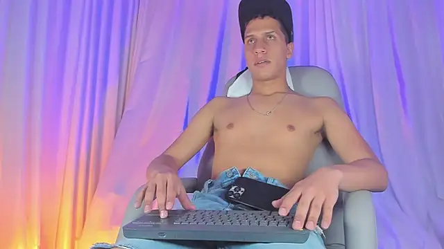 Snapshot of matt_benji chatting on March 11, 1:37 am matt benji online show from March 11, 1:37 am