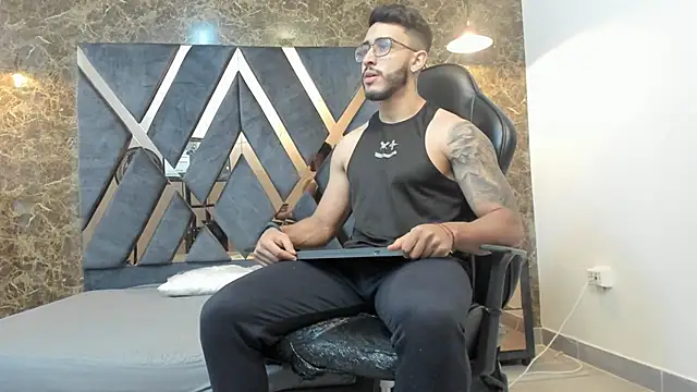 Liam Kleiin online show from December 11, 11:32 am