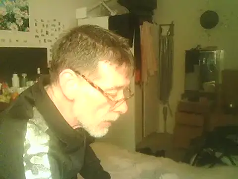 Snapshot of DaddyQuimHot chatting on December 24, 2:10 am DaddyQuimHot online show from December 24, 2:10 am