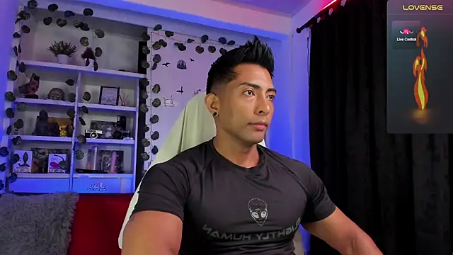 Snapshot of Couple_muscle1 chatting on January 10, 1:31 pm Couple muscle1 online show from January 10, 1:31 pm