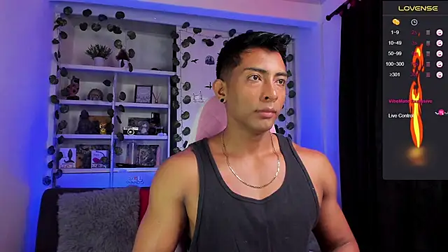 Snapshot of Couple_muscle1 chatting on January 12, 3:35 pm Couple muscle1 online show from January 12, 3:35 pm