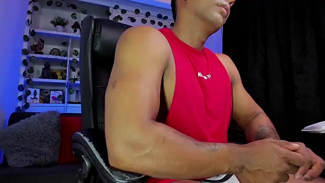 Snapshot of Couple_muscle1 chatting on January 2, 11:06 pm Couple muscle1 online show from January 2, 11:06 pm