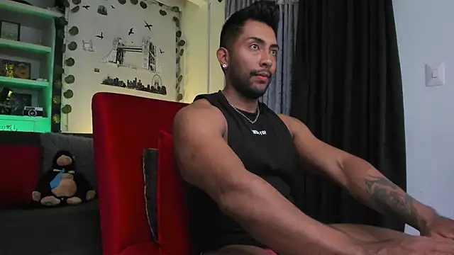 Snapshot of Couple_muscle1 chatting on October 14, 10:50 pm Couple muscle1 online show from October 14, 10:50 pm