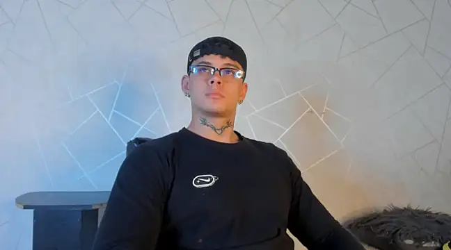 NoahhBrown online show from December 6, 2:24 am