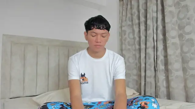 JulianRose 1 online show from December 6, 11:00 am