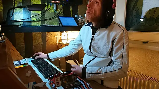 Snapshot of BongChannel chatting on December 24, 9:11 pm BongChannel online show from December 24, 9:11 pm