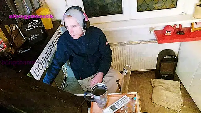 Snapshot of BongChannel chatting on February 3, 8:24 pm BongChannel online show from February 3, 8:24 pm