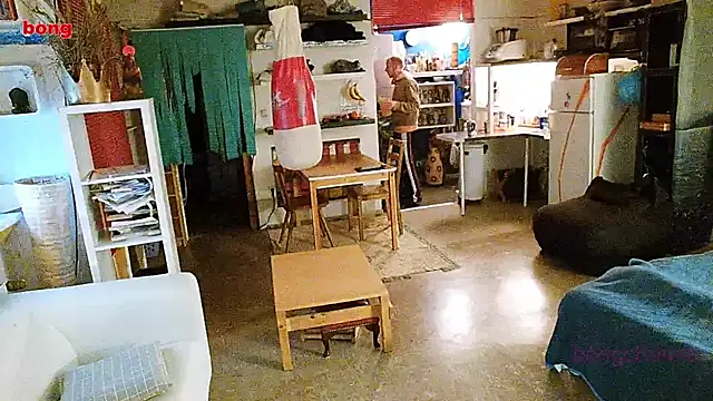 Snapshot of BongChannel chatting on January 4, 2:14 pm BongChannel online show from January 4, 2:14 pm