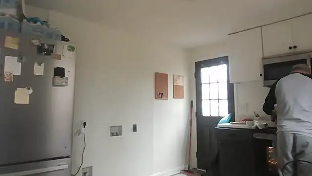 keiferkriss online show from December 4, 6:39 pm