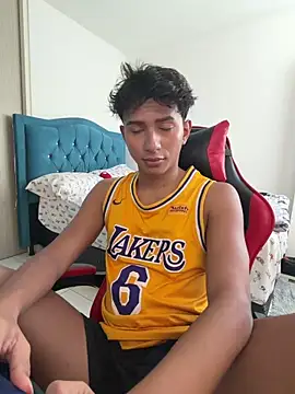 Leonarrrd 01 online show from April 9, 8:15 pm