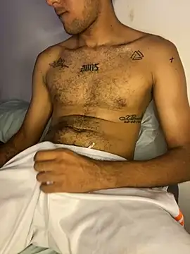 Snapshot of santi_latino chatting on October 20, 7:40 pm santi latino online show from October 20, 7:40 pm