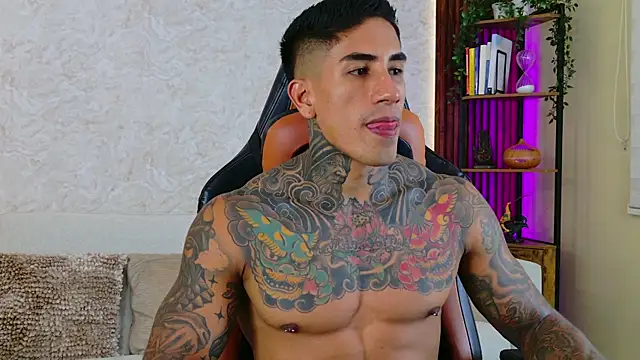 Snapshot of AdanReilly chatting on October 23, 8:45 pm AdanReilly online show from October 23, 8:45 pm
